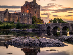 Zamek Eilean Donan Castle, Jezioro Loch Duich, Zachód słońca, Most, Szkocja, Chmury
